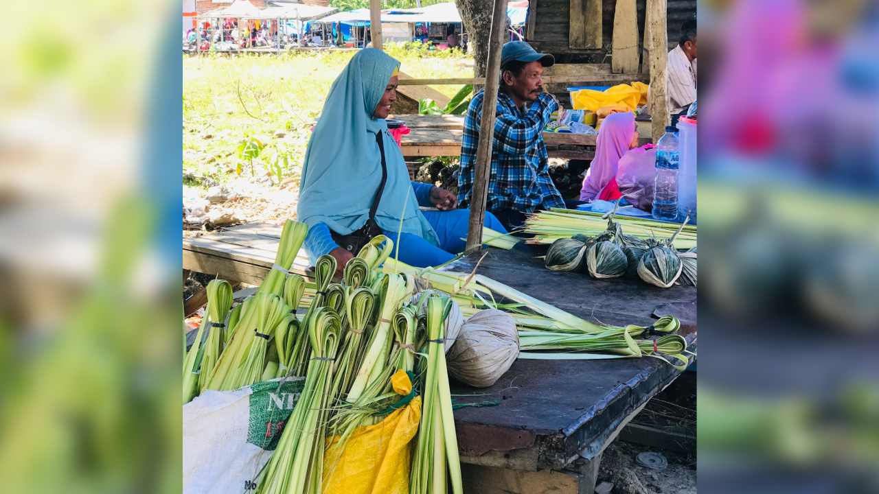 Menjelang Lebaran, Daun Kelapa Jadi Cuan