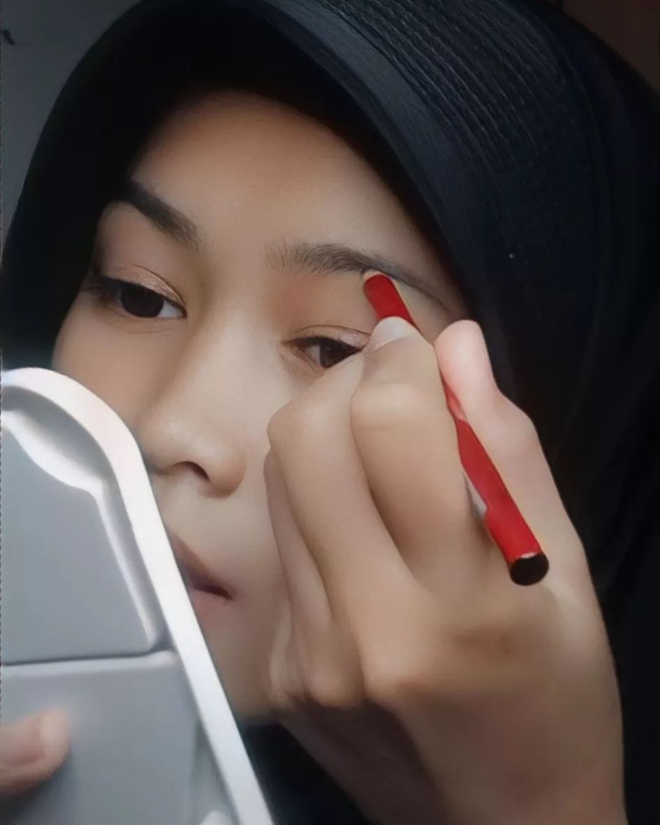 Penggunaan Pensil Alis dan Browcara Penunjang Makeup Wanita