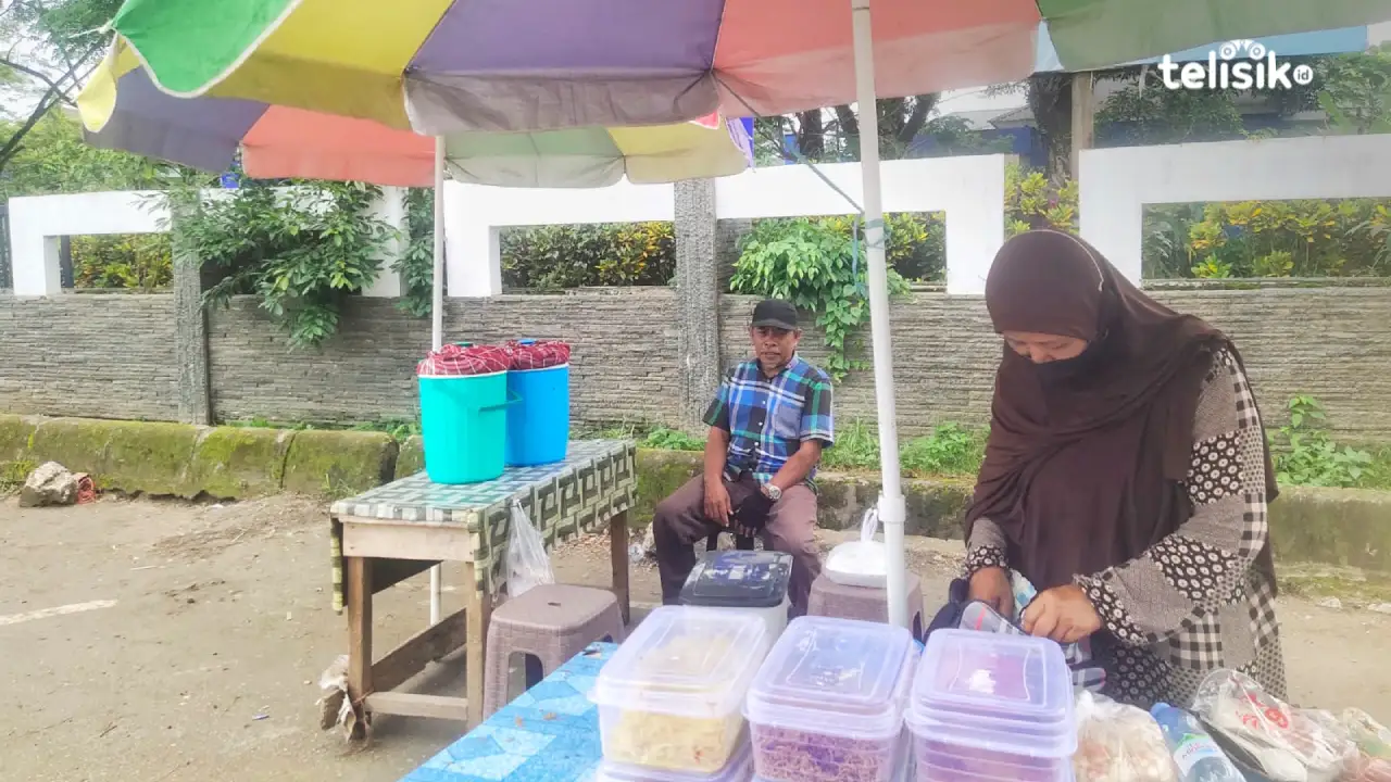 Penjual Nasi Bungkus di Kendari Mampu Kuliahkan 4 Anaknya