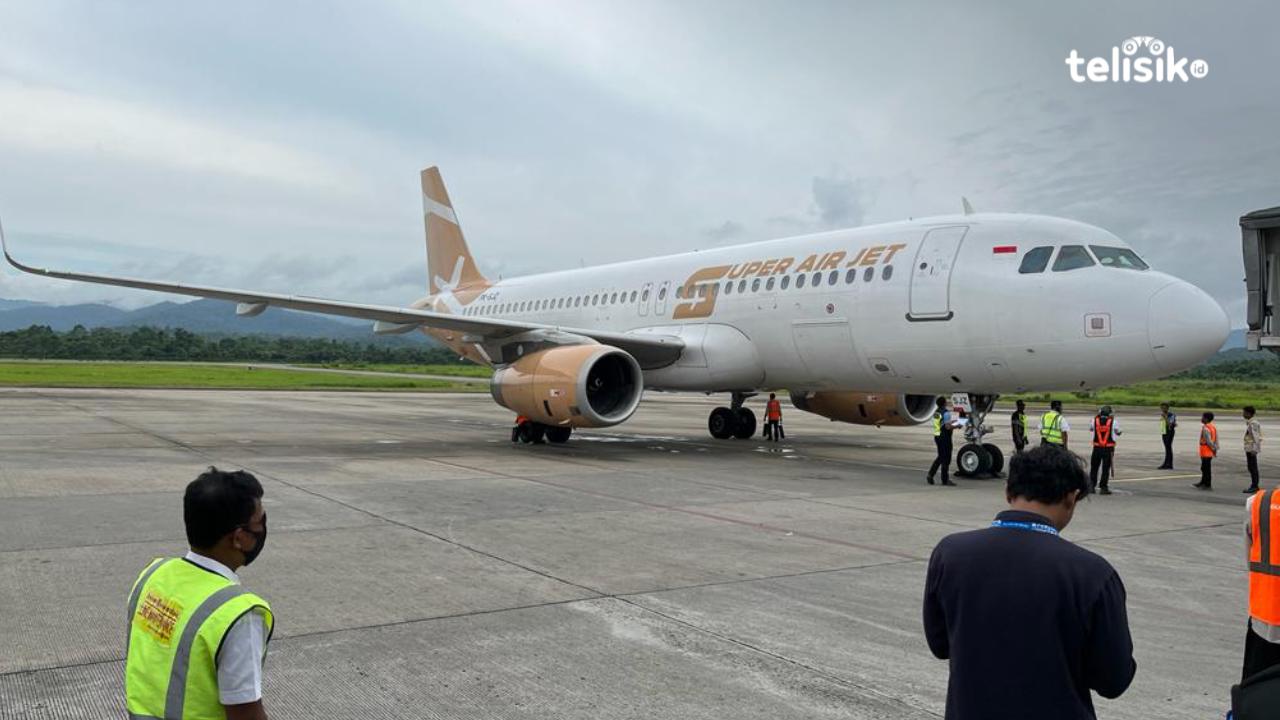Pertama Kali Mendarat di Sulawesi Tenggara, Pesawat Super Air Jet Disambut Water Salute dan Tari Mondotambe