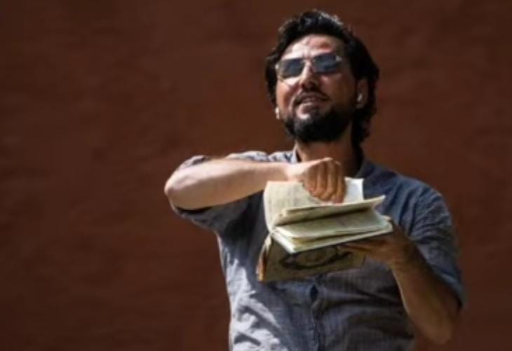 Pria Ini Robek Alquran Buat Lap Sepatu dan Bungkus Daging Babi saat Idul Adha di Depan Masjid