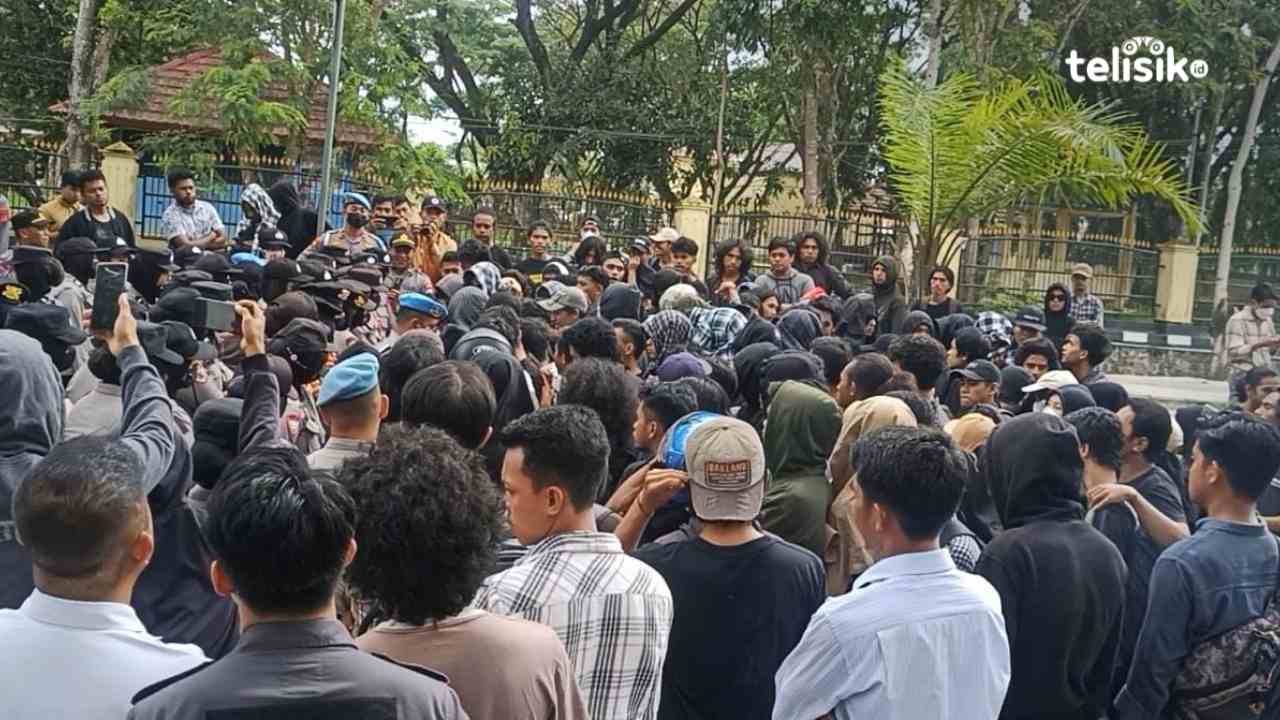 Ratusan Mahasiswa UHO Kembali Geruduk Polda Sulawesi Tenggara, Buntut Penembakan Gas Air Mata di Wilayah Kampus