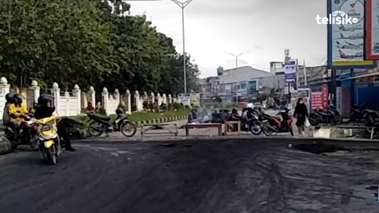 Ratusan Massa Kembali Blokade Jalan Menuju UHO Kendari