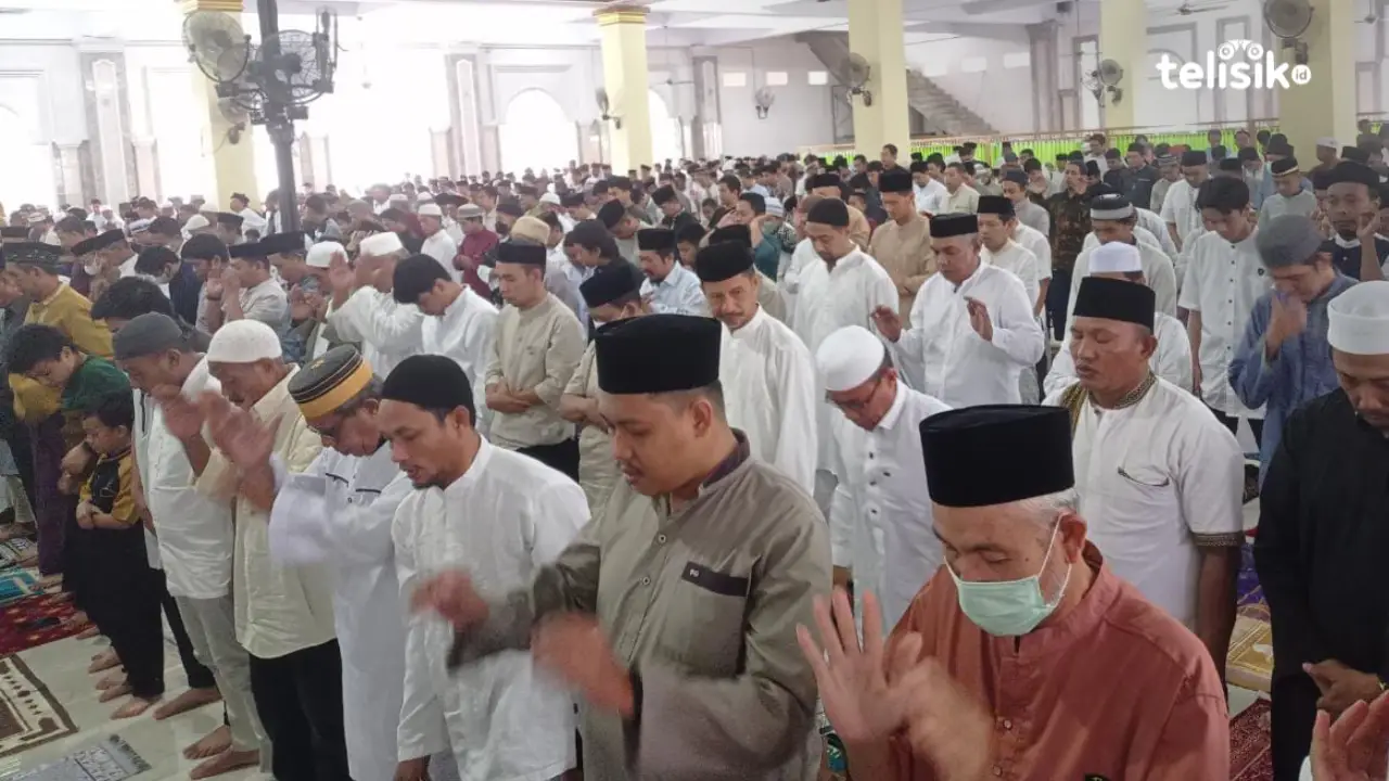 Ribuan Warga Kendari Padati Masjid Umushabri untuk Salat Idul Adha