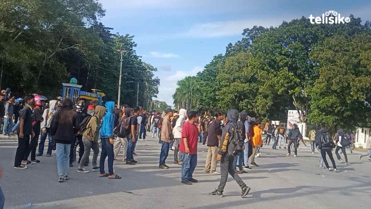 Tak Ditemui Kapolda Sulawesi Tenggara, Demo Berakhir Lemparan Batu dan Tembakan Gas Air Mata