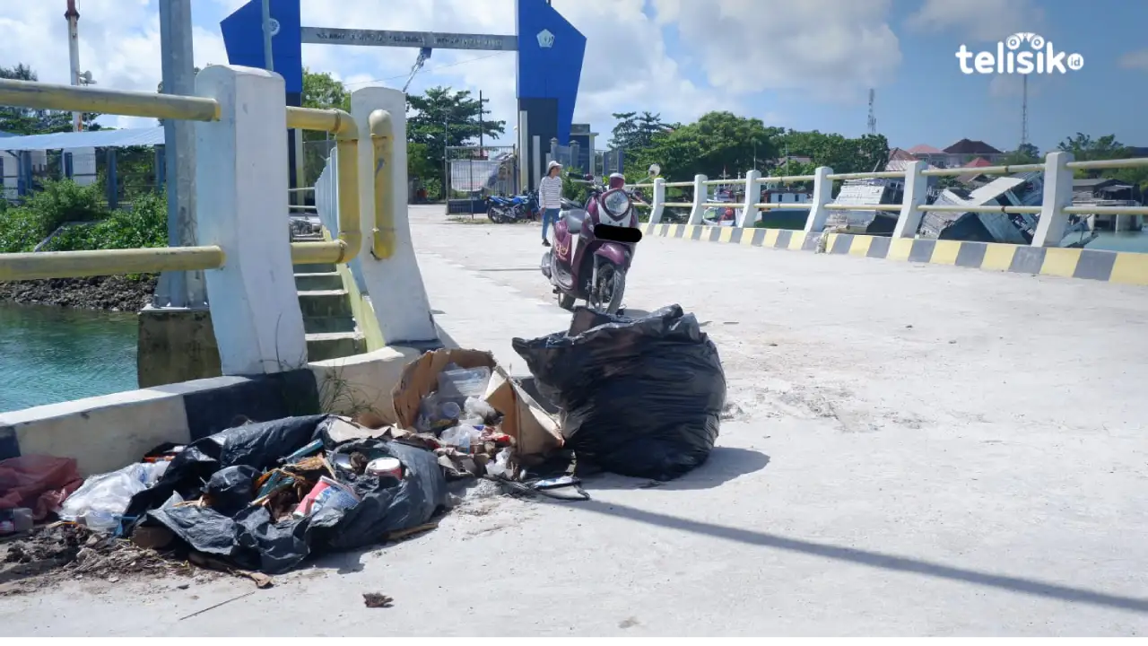 Tumpukan Sampah Sambut Wisatawan di Pelabuhan Feri Wanci Wakatobi