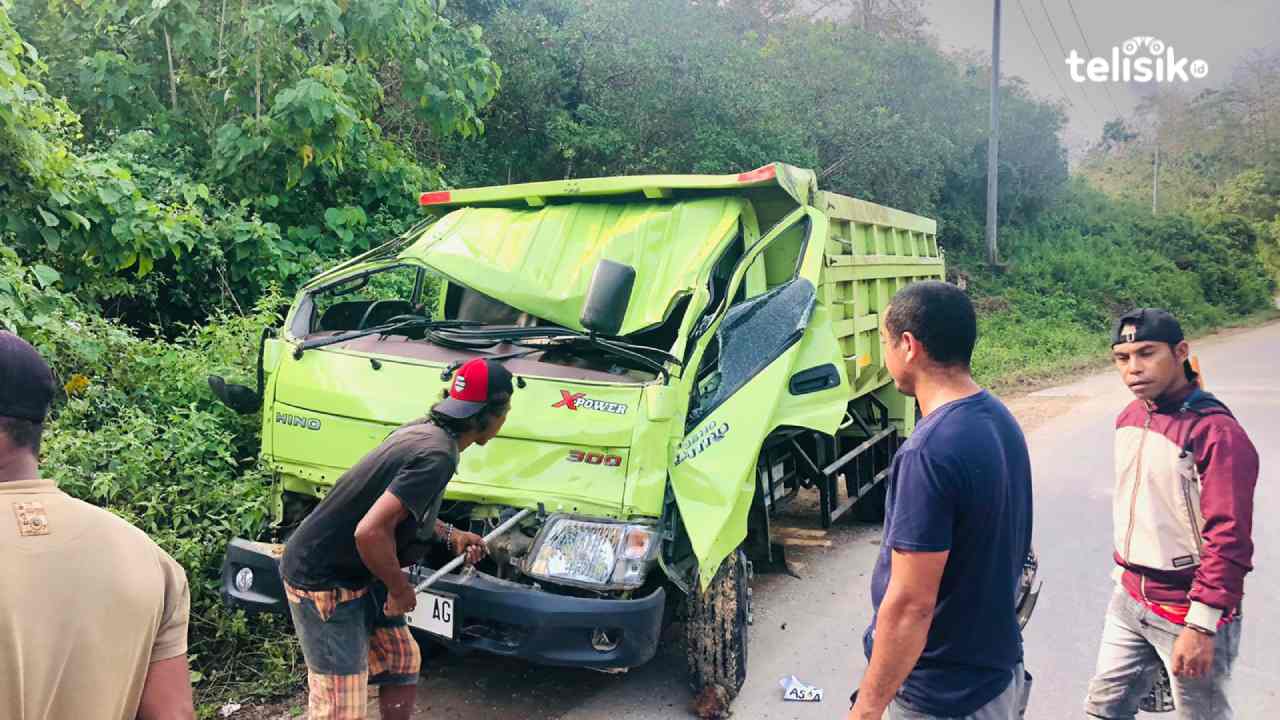 Akibat Hindari Kucing, Truk Pengangkut Timbunan Kecelakan di Poros Batauga-Baubau