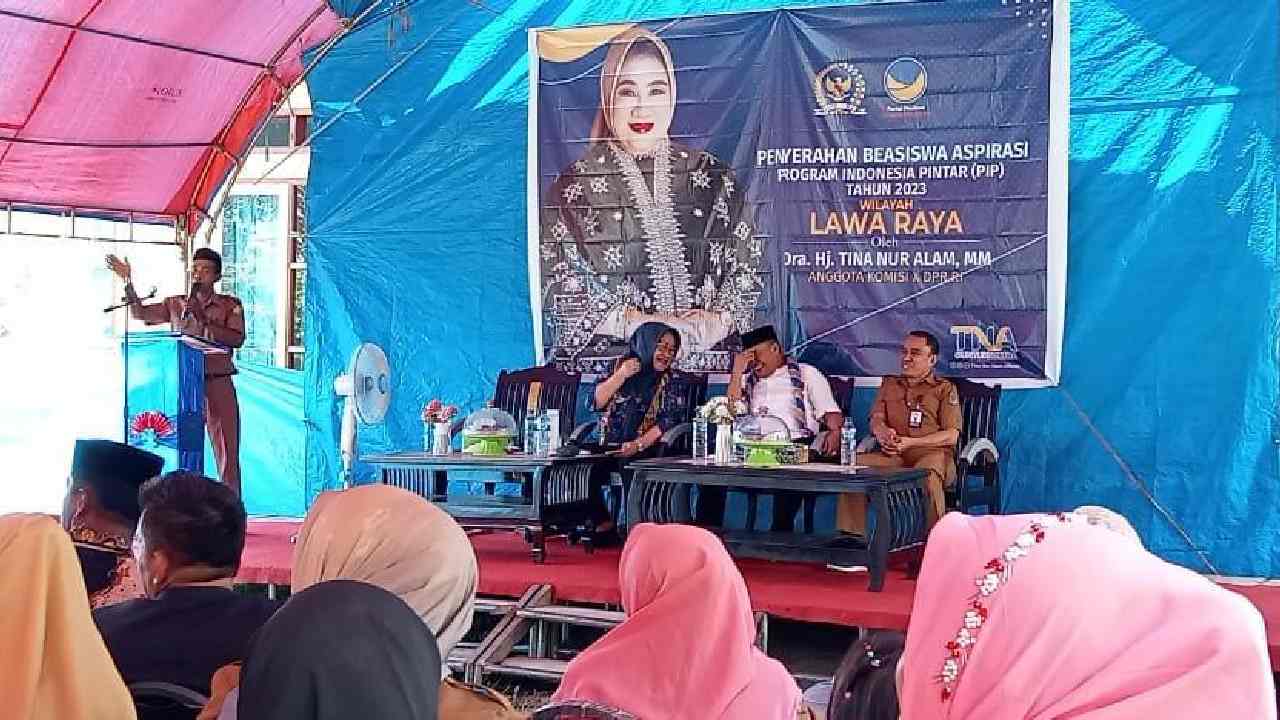 Anggota DPR RI Tina Nur Alam Beri Beasiswa Ratusan Pelajar di Muna Barat