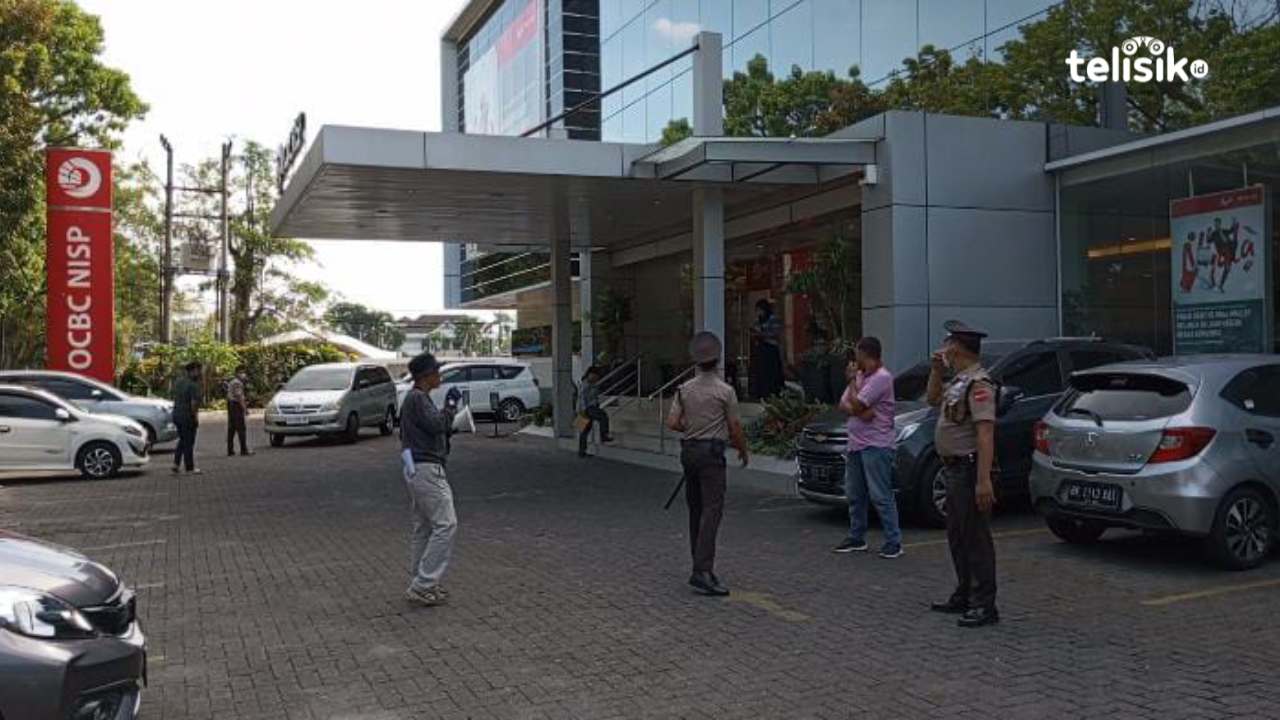 Bank OCBC Medan Kembali Didemo Soal Lelang Aset Dinilai Tanpa Prosedur, Nasabah Pilih Aksi Nekat Ini