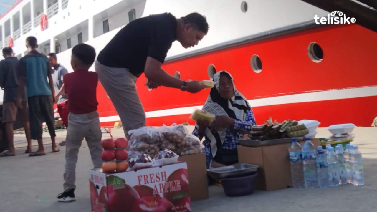 Foto Humanis: Perjuangan Penjual di Pelabuhan