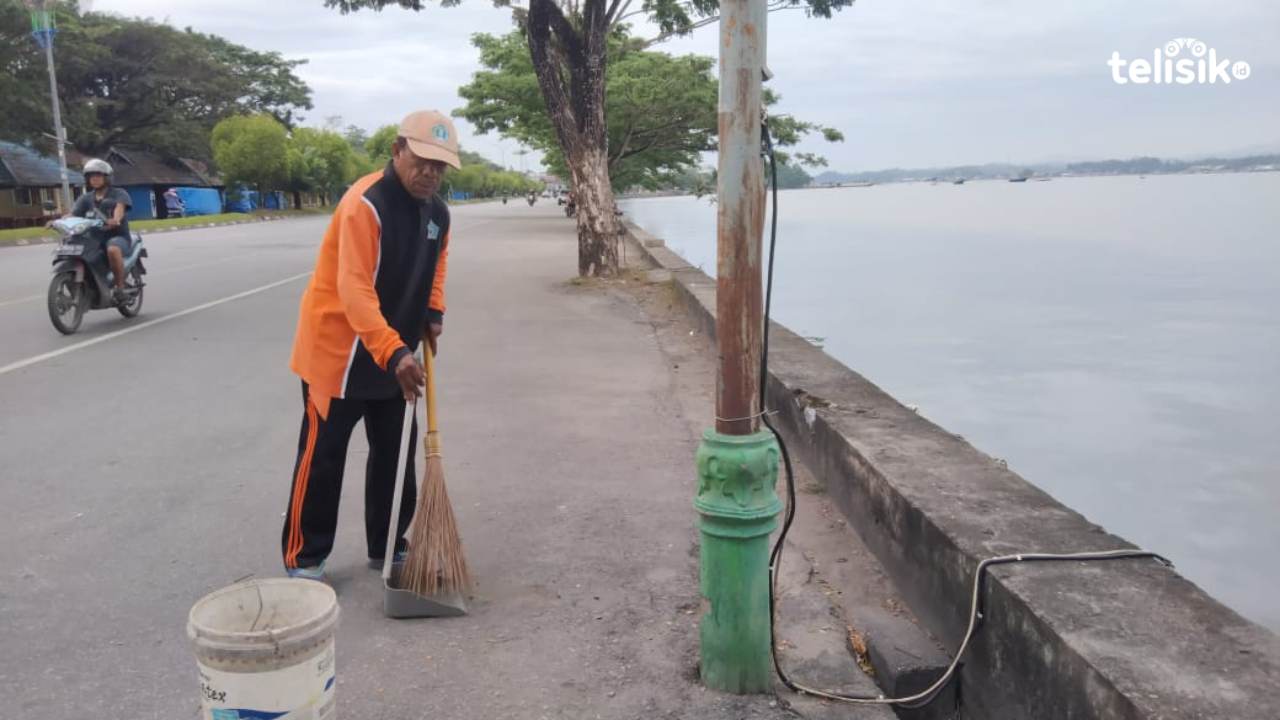 Foto Humanis: Sepenggal Kisah Tukang Sapu Jalan