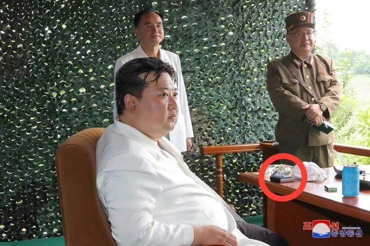 HP Lipat Kim Jong Un saat Pantau Peluncuran Rudal Korea Utara Bikin Heboh, Diselundupkan Diam-Diam