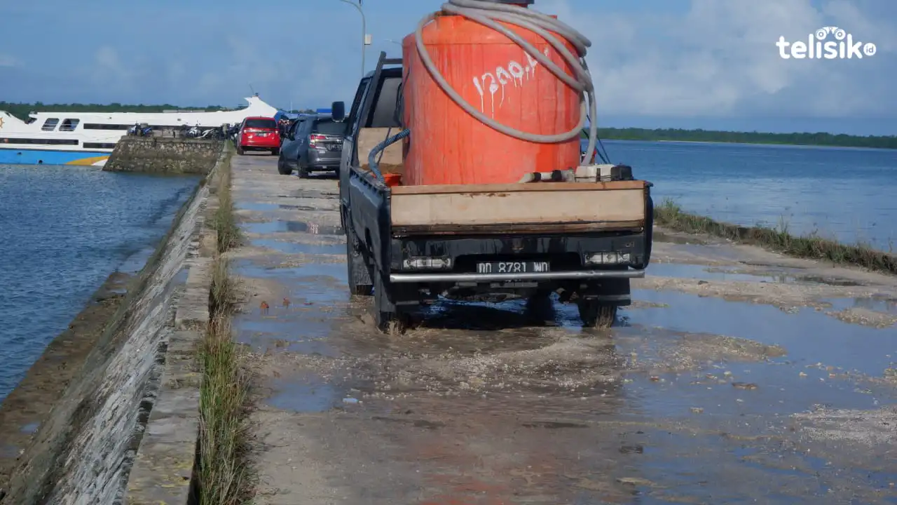 Jalan Dermaga Patinggu Wakatobi Rusak Parah, Berlubang dan Tergenang