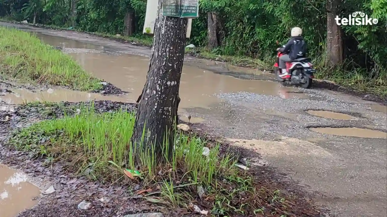Jalan Haluoleo Poros Nanga-Nanga Kota Kendari Rusak Parah
