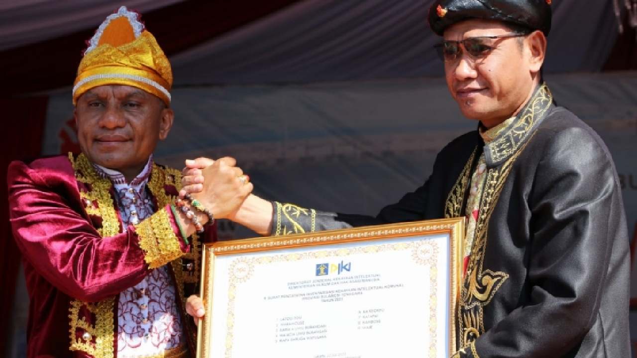 Kakanwil Kemenkumham Sulawesi Tenggara Serahkan Surat Pencatatan KIK ke Pemda Buton Selatan