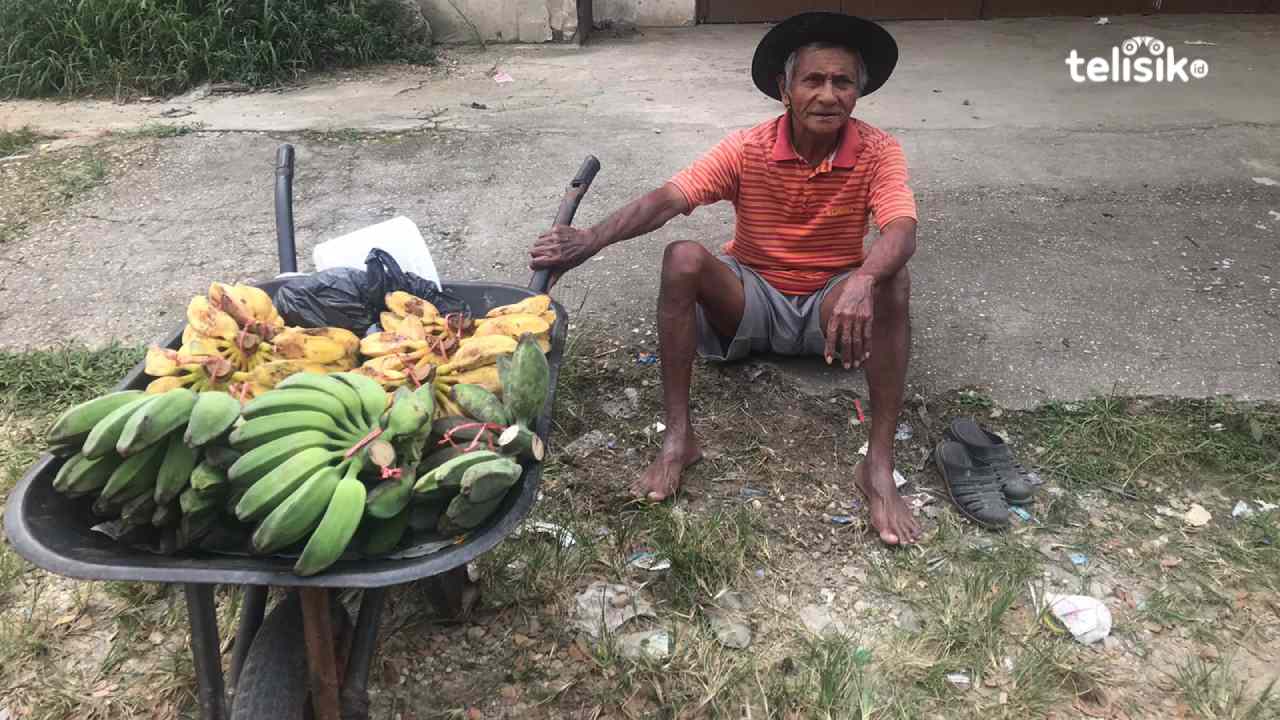 Karena Keterbatasan Ekonomi, Lelaki Renta Ini Jualan Pisang Keliling