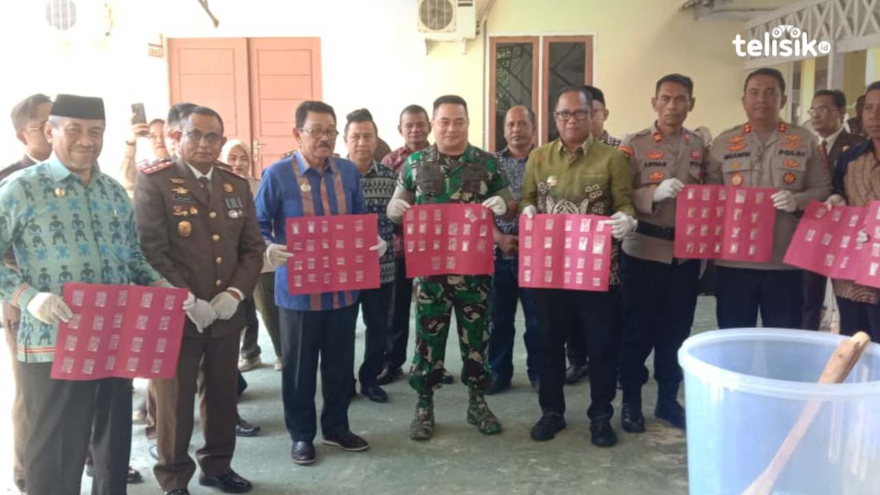 Kejari Muna Musnahkan Barang Bukti 65 Perkara Pidum