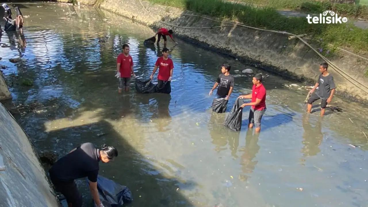Kelompok Mahasiswa Bersihkan Sampah di Sungai Wanggu