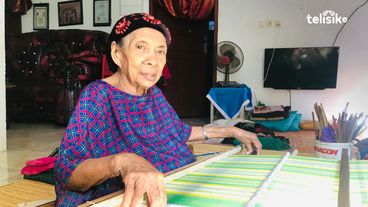 Kisah Nenek Poo, di Usia 99 Tahun Tetap Produktif Menenun Kain Khas Buton