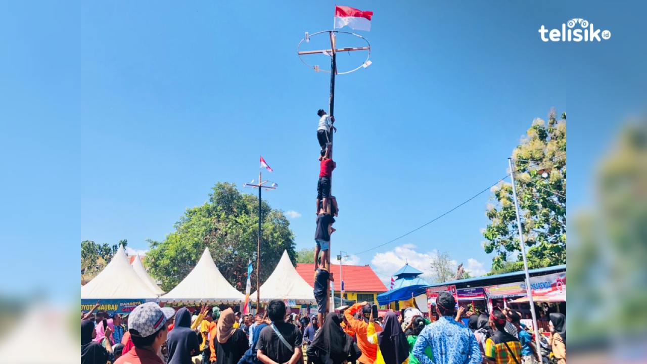 Lomba Panjat Pinang Warnai Semarak HUT ke-9 Kabupaten Buton Selatan