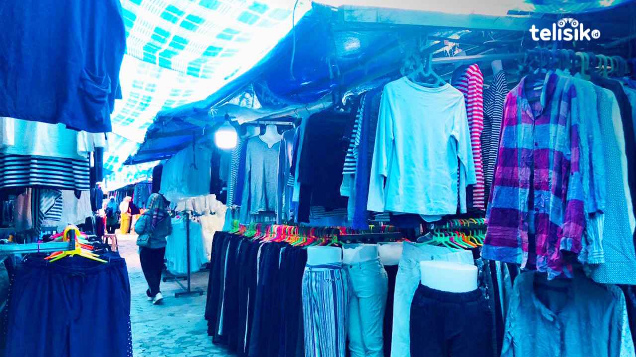 Marak Dicari, Pasar Wameo Baubau Tawarkan Ragam Pakaian Thrift untuk Semua Kalangan