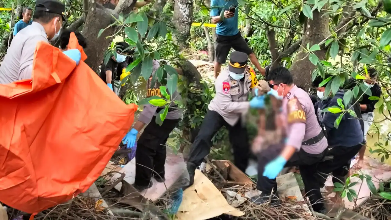 Mayat Pria Tanpa Identitas Terbawa Arus Sungai di Belakang RSUD Kota Kendari