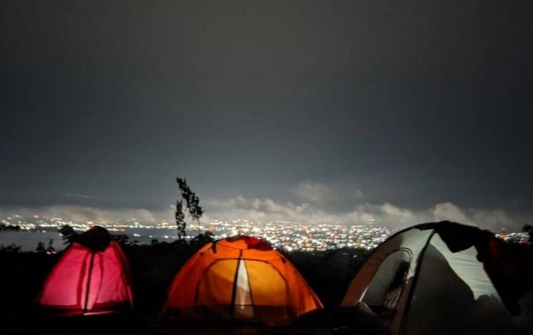 Menikmati Keindahan Kota Kendari dari Puncak Victo di Kampung Watu-Watu