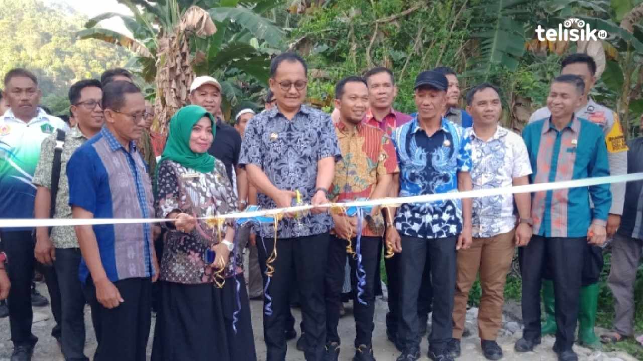 Pemda Kolaka Utara Serahkan 7 Rumah ke Korban Tanah Longsor