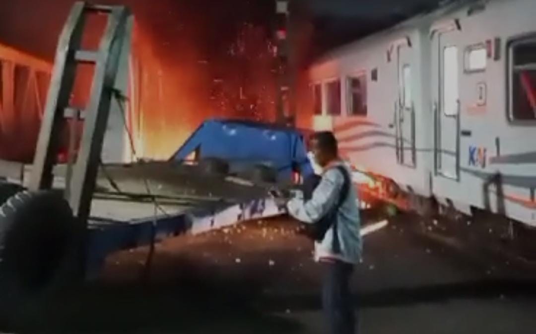 Penyebab KA Brantas Tabrak Truk Tronton di Semarang, Meledak Seperti Bom, Palang Pintu Kereta Tak Tertutup