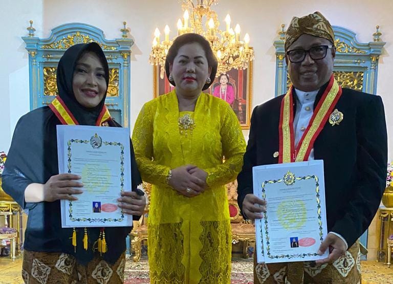 Pj Bupati Muna Barat Diberi Gelar Kehormatan oleh Keraton Surakarta Hadiningrat Solo