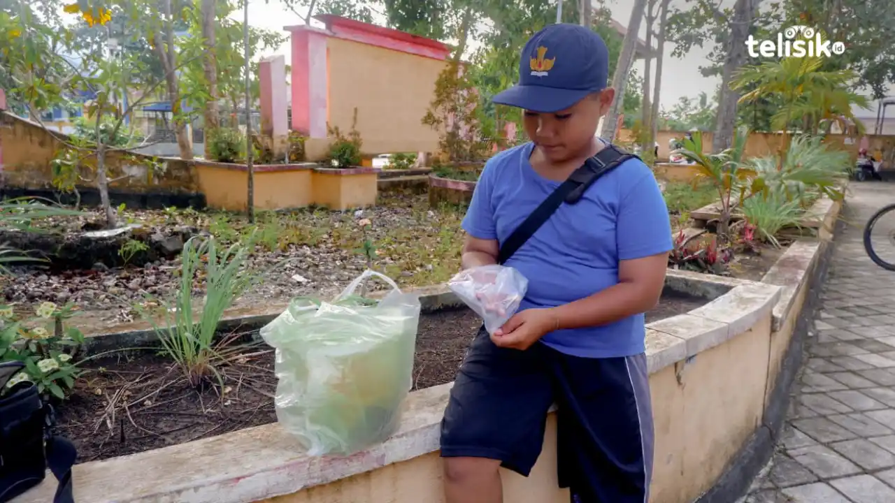 Rela Tak Bermain, Siswa SMP di Wakatobi Pilih Jualan Keliling Sepulang Sekolah