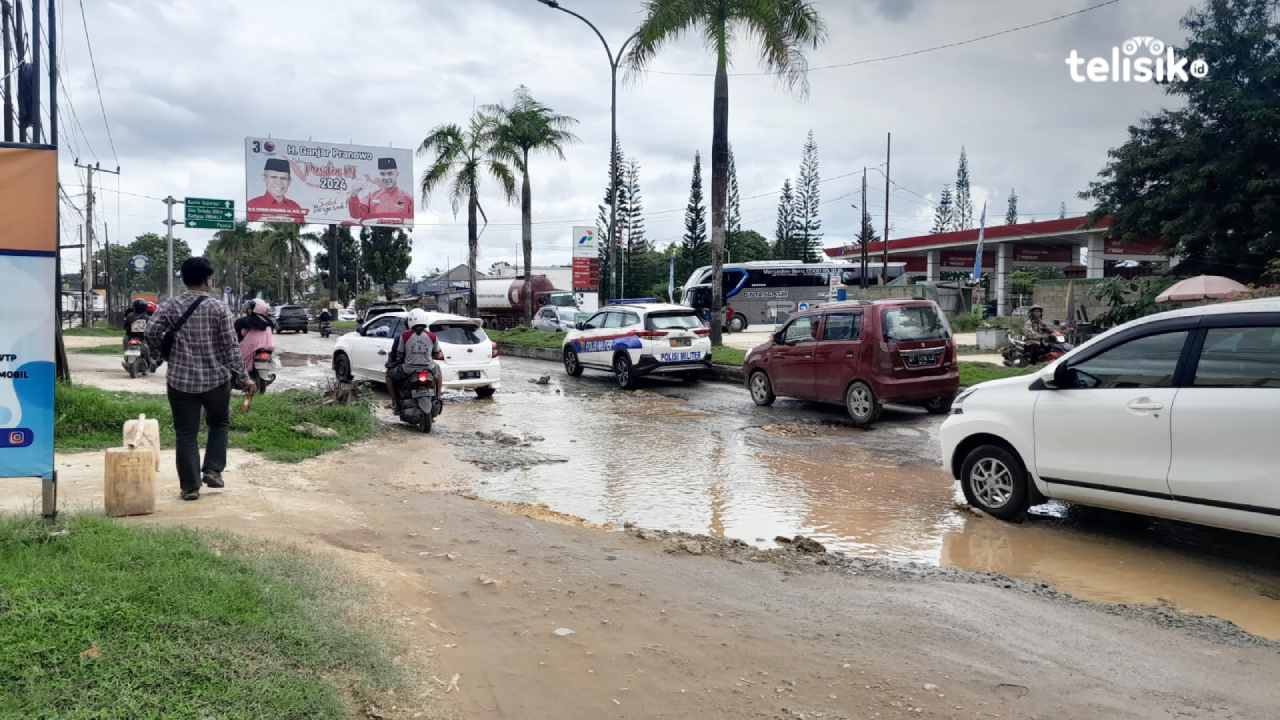 Ruas Jalan Provinsi Depan SPBU Anduonohu Rusak Parah, Kerap Sebabkan Macet