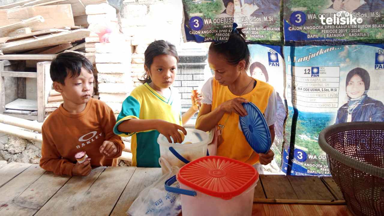 Tak Harap Penghasilan Suami, Wanita Tuna Rungu Wicara Berjualan Keliling