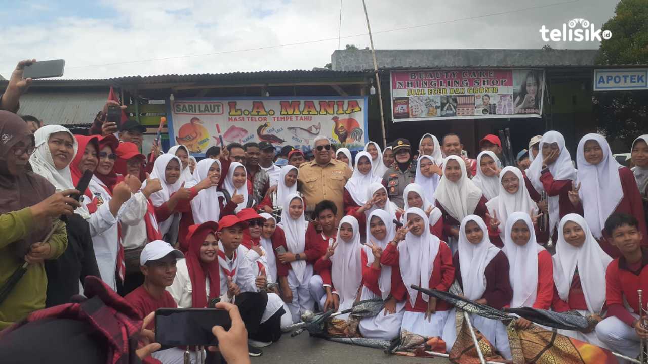 Ali Mazi Nyanyi Bersama Siswa dan Guru SMA di Ujung Bendera Merah Putih 17 km