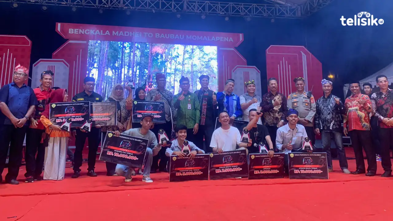 Para peserta juara pada malam penganugrahan Anugerah Limbo Wisata (ALWI) yang berlangsung di Lapangan Kotamara Baubau. Foto: Elfinasari/Telisik