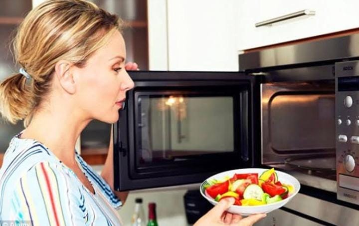 Cara Ampuh Hilangkan Bau Makanan dari Microwave