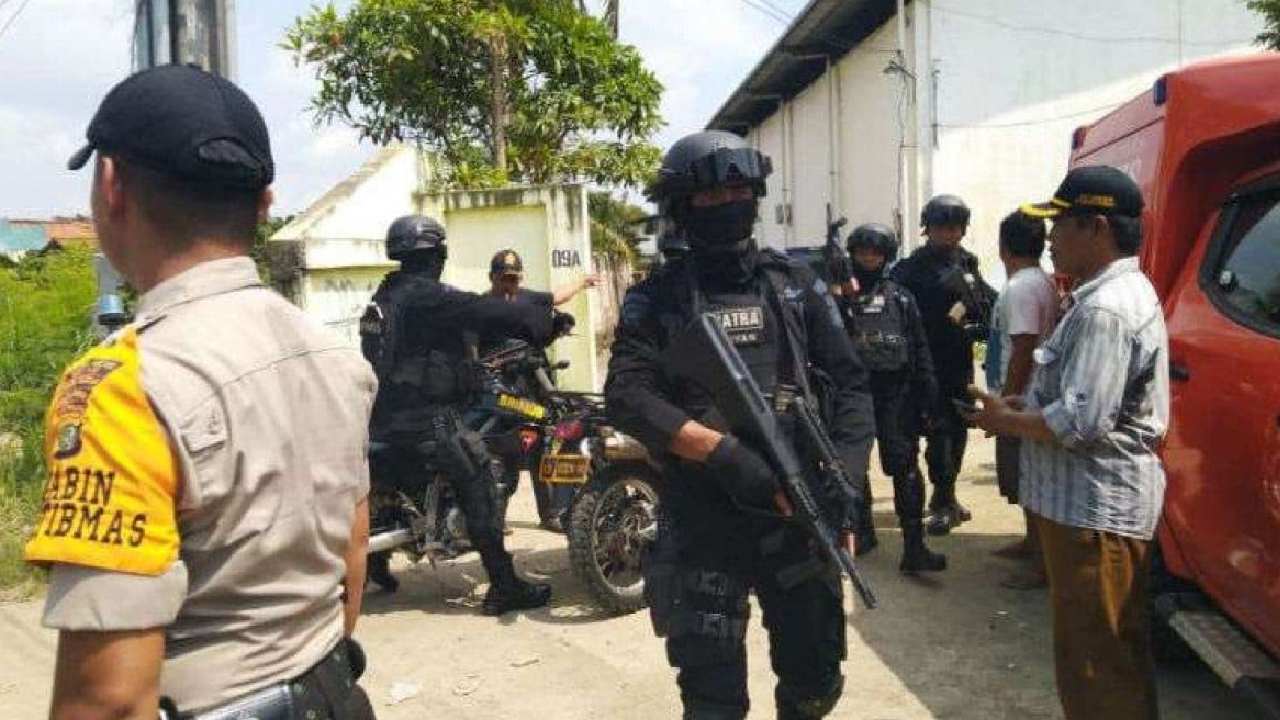 Densus 88 Tangkap Karyawan BUMN, Simpan Bendera ISIS dan 18 Senjata Api Mematikan