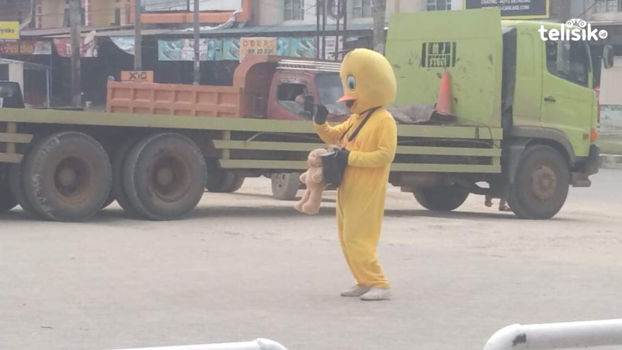 Foto Humanis: Di Balik Topeng, Cerita Hidup Penuh Perjuangan