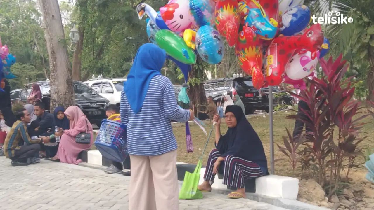Foto Humanis: Penjual Balon di Panggung Wisuda