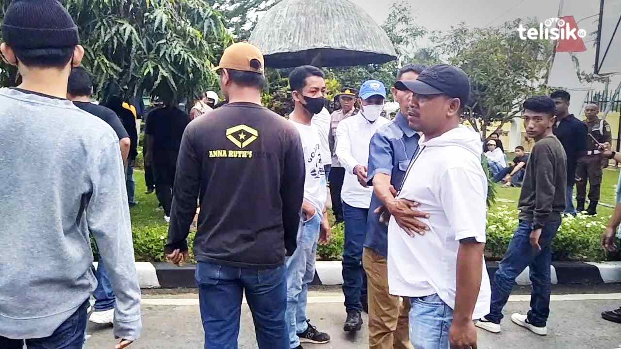 Massa Desak Kejati Sulawesi Tenggara Tangkap Direksi PT Cinta Jaya dan PT Tristaco Mineral Makmur