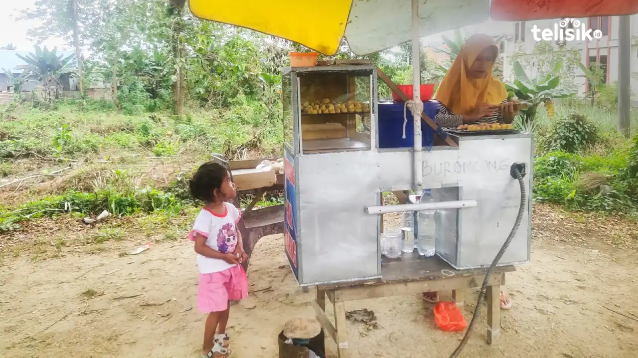 Mengharukan, Ibu Penjual Buroncong di Kendari Bawa Balita saat Jualan