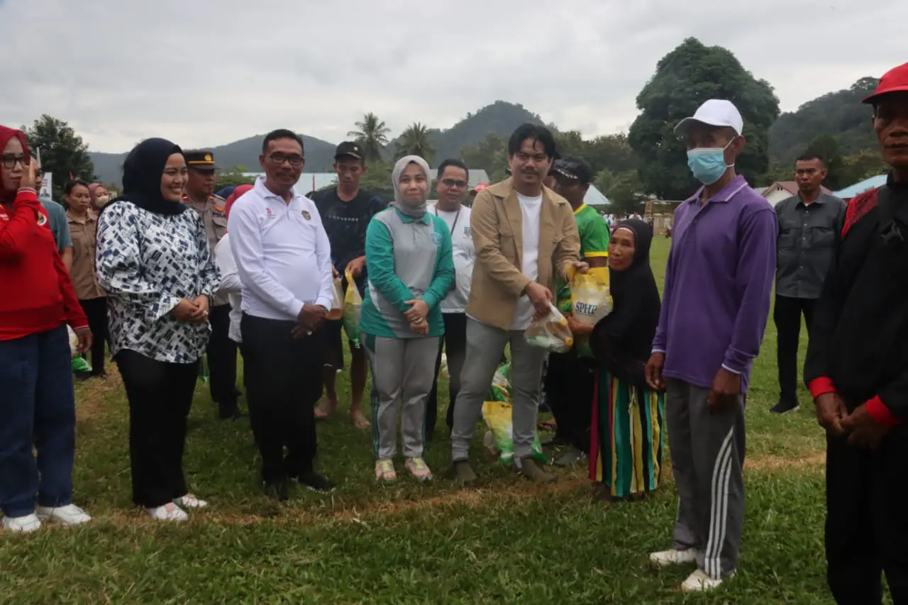 Pemda Kolaka Timur Serahkan Bantuan Sembako di Dua Kecamatan