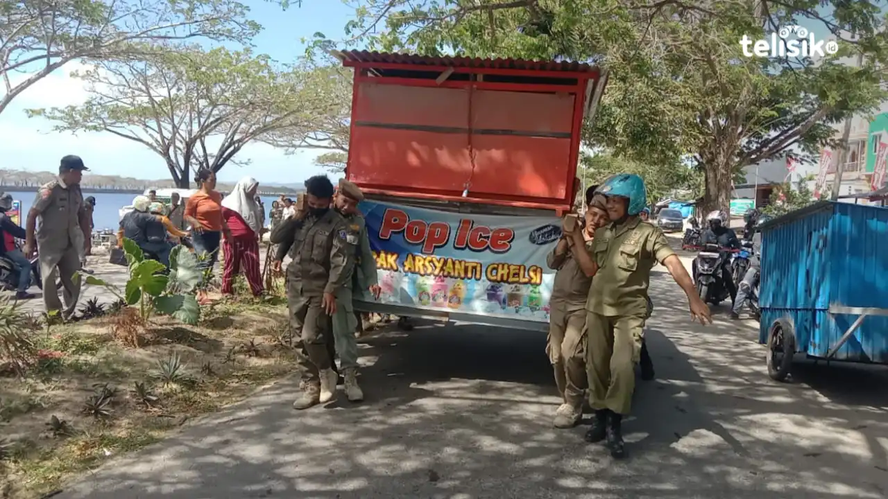 Pol PP Muna Tertibkan Pedagang Liar di Trotoar