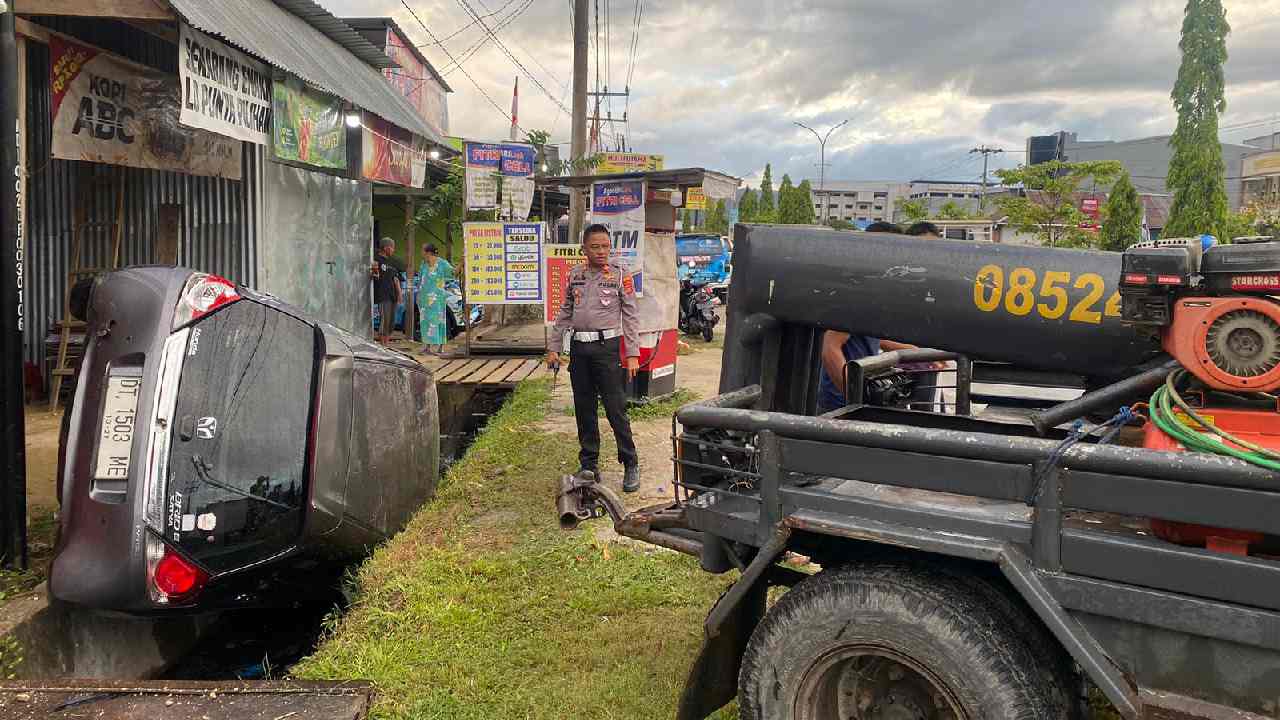 Tabrak Warung, Mobil Nyungsep di Selokan