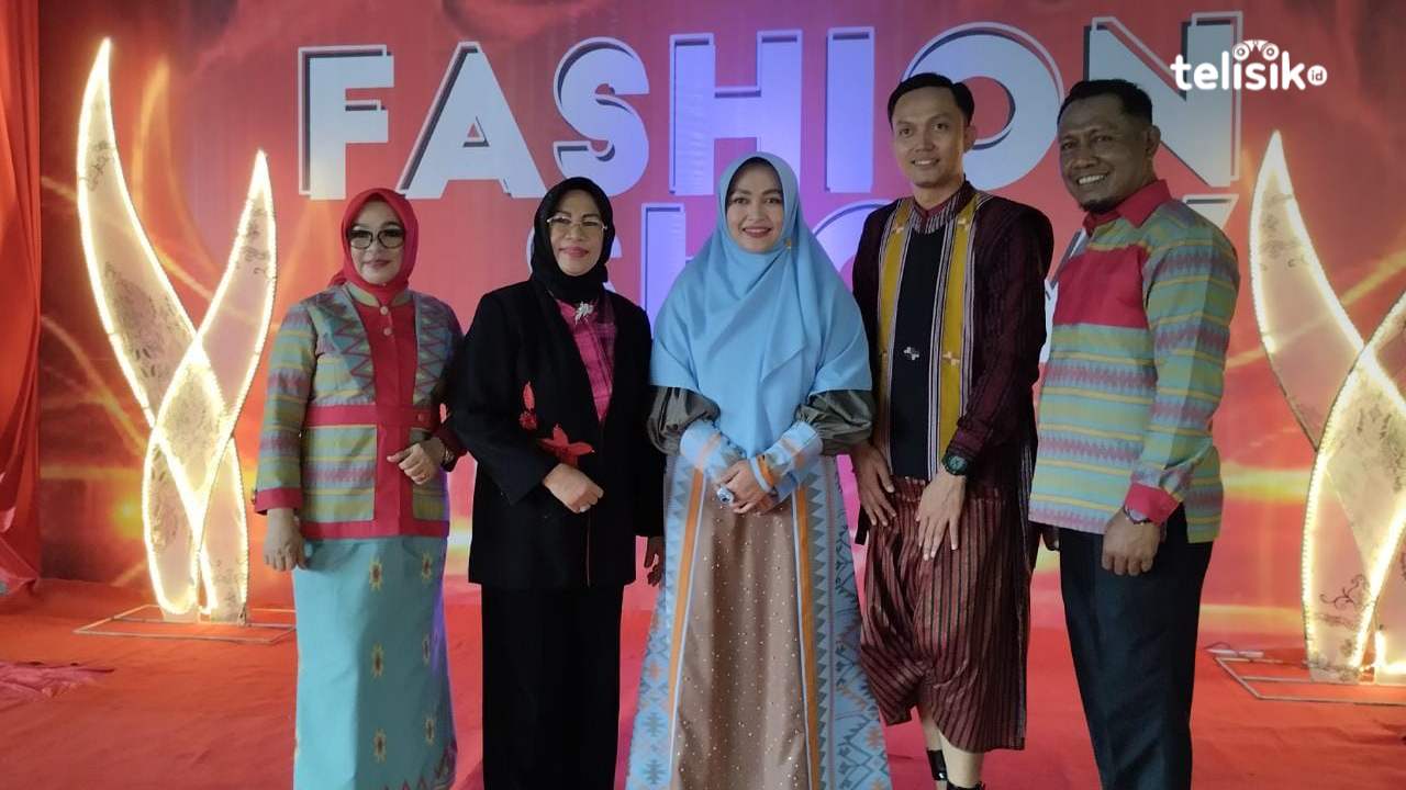 Tenunan Muna Barat Dipromosikan Lewat Fashion Show Kepala Desa dan OPD