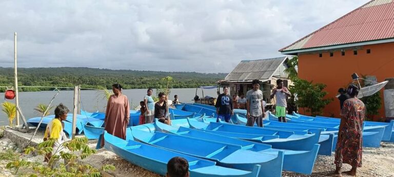 Warga Bajo Bahari Buton Keciprat 36 Unit Perahu Fiber