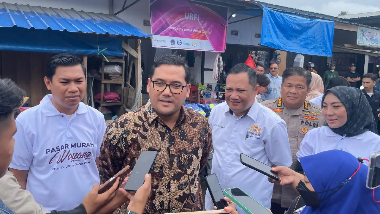 Warga Serbu Paket Sembako Subsidi di Pasar Murah Wayong Kendari