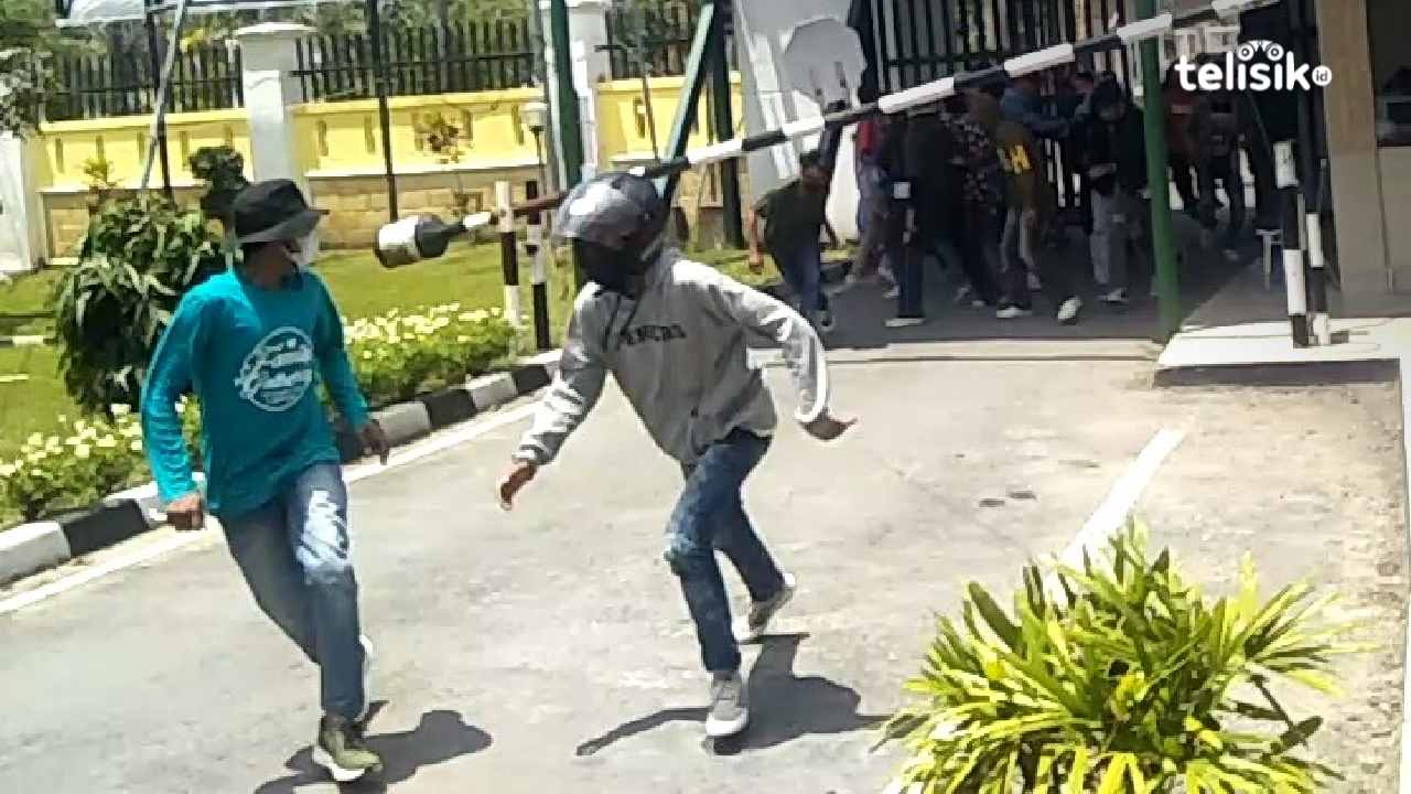 Demo Tambang Dikejar Parang di Kejati Sulawesi Tenggara