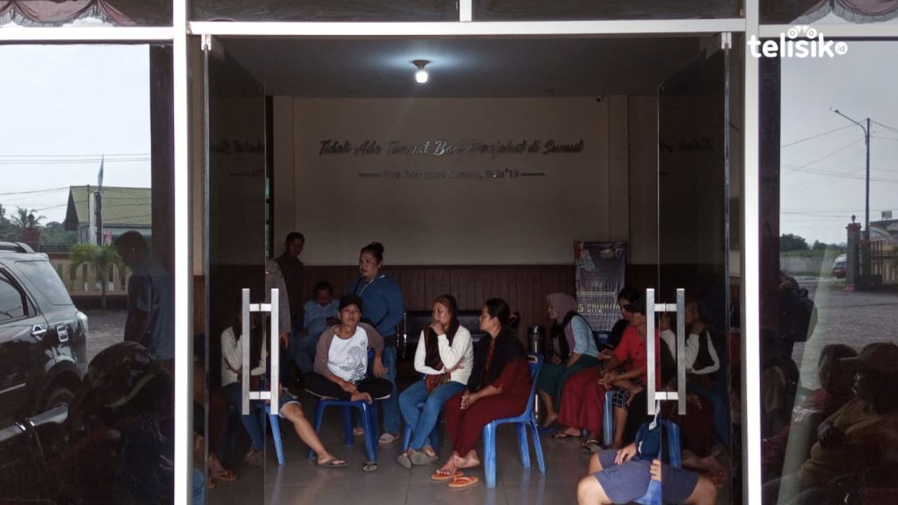 Emak-Emak Demo Kantor Polisi di Sumatera Utara Gegara Tangkap Dua Pemuda Tanpa Surat