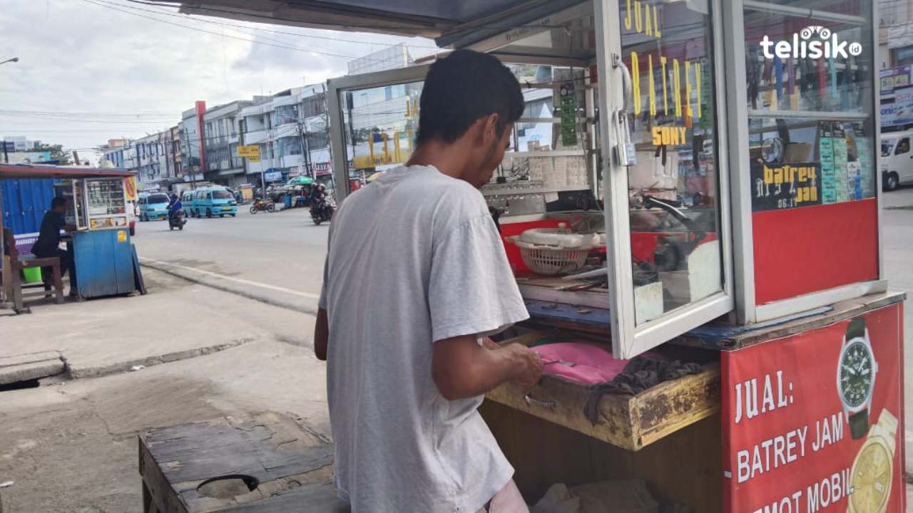 Foto Humanis: Jasa Servis Jam Tangan di Pasar Mandonga 